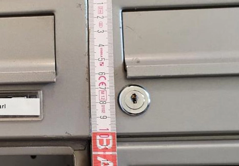 Briefkastenschloss wird ausgemessen