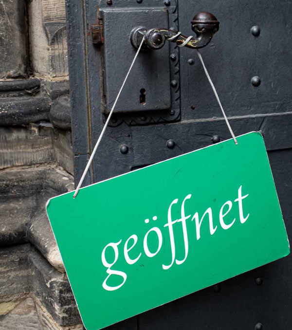 Schlild an der Tür - geöffnet