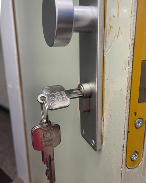 Alte Schließzylinder wird getauscht