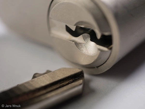 Nahgemachte Schlüssel wird geprüft